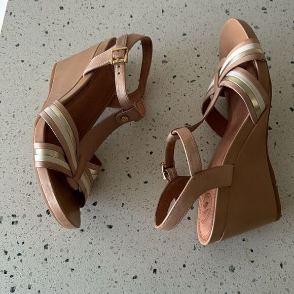 Nurture Women’s T-Strap Beige/Gold Leather Comfort Wedge Heeled Sandals Size 8.5 - Picture 3 of 12
